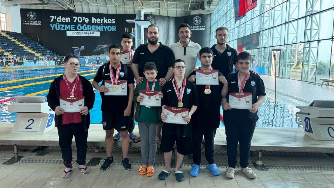 Özel Sporcumuz Abdurrahman Emin Altuntaş'tan Yüzme Dalında 3 Altın Madalya